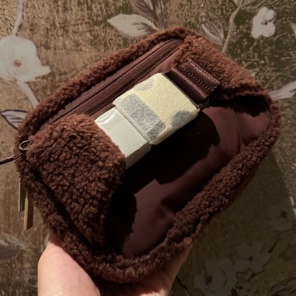 Lululemon 2L Brown Sherpa Everywhere Belt Bag in Earth Gold - Picture 7 of 8